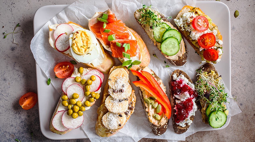 toasts avec garniture healthy et protéinés